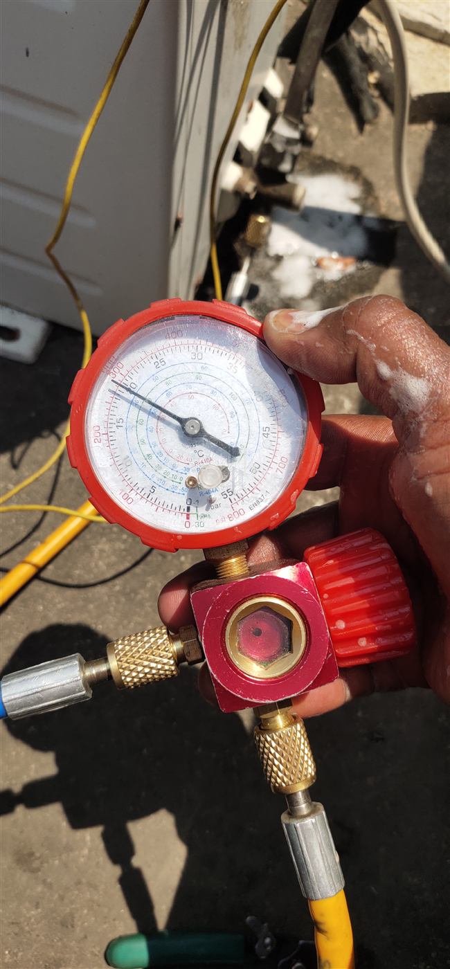 Manifold gauge reading during AC gas refilling in Kamareddy